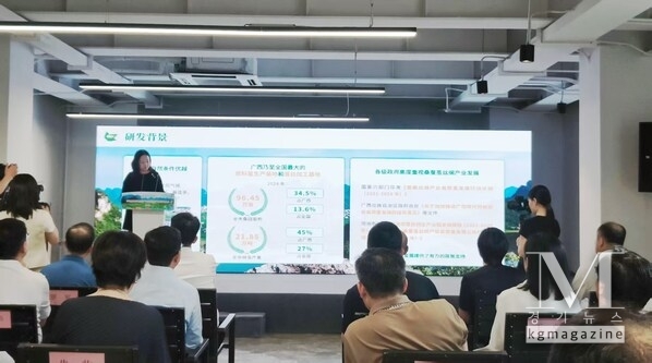 Photo shows the on-site release of the interim results of the Xinhua-Hechi Sericulture Industry Development Index.