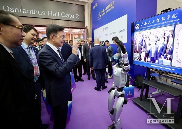 Participants interact with a humanoid robot at the 22nd China-ASEAN Expo.