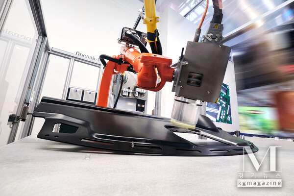 Activation of an automotive dashboard before lamination. (Copyright: Plasmatreat GmbH)