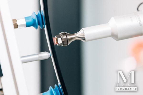 Openair-Plasma® treatment enables chemical- and primer-free bonding, painting, printing and sealing and is already established in many processes in the automotive industry.(Copyright: Plasmatreat GmbH)