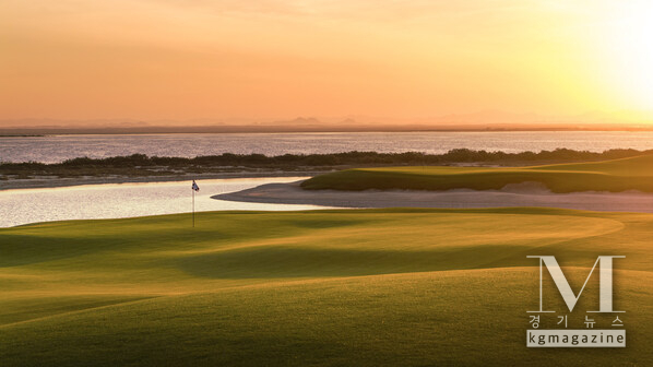The glorious sunset over the 5th hole at Shura Links