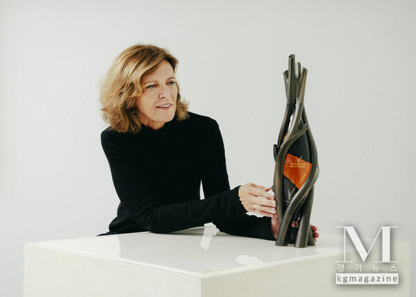 Jeanne Gang and Gordon & MacPhail 85 Years Old from Glenlivet Distillery Decanter – Credit: GORDON & MACPHAIL