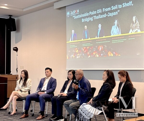 A panel representing the Department of Agricultural Extension (DoAE), Global Green Chemicals (GGC), Petchsrivichai Enterprise (PCE), Prince of Songkla University, Thailand Smallholder Facilitator Network, RSPO and Saraya.