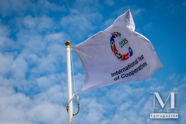 The UN 2025 International Year of Cooperatives (IYC) flag flying against a blue sky. The closing event of the IYC will take place during the second World Summit for Social Development in Doha, Qatar (4-6 November) (Photo: Co-operatives UK / Chris Foster Photography)