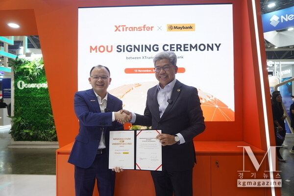 Bill Deng, Founder and CEO of XTransfer (Left) and Dato’ Sri Khairussaleh Ramli, President and Group CEO of Maybank (Right) signed MOU during Singapore Fintech Festival 2025.