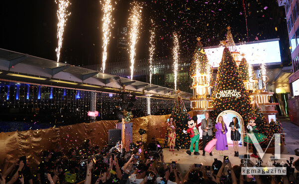미키 마우스와 미니 마우스가 ‘Magical Christmas @ 하버시티’ 점등식에 참석해, 9미터 높이의 마법 크리스마스 트리를 둘러싸고 수백 명이 모여 축제의 분위기를 즐겼습니다.