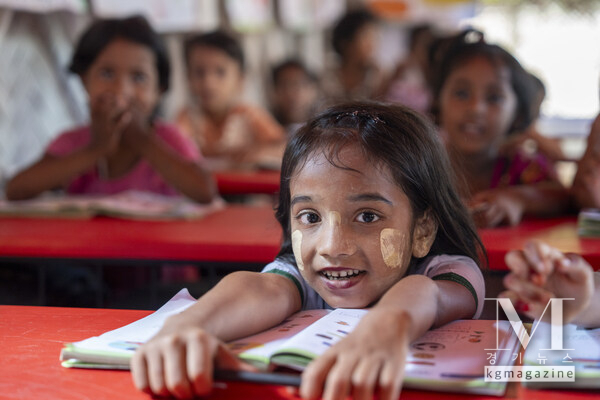A young Rohingya girl follows a lesson in a temporary learning centre in Cox’s Bazar, Bangladesh – home of the world’s largest refugee camp. © ECW