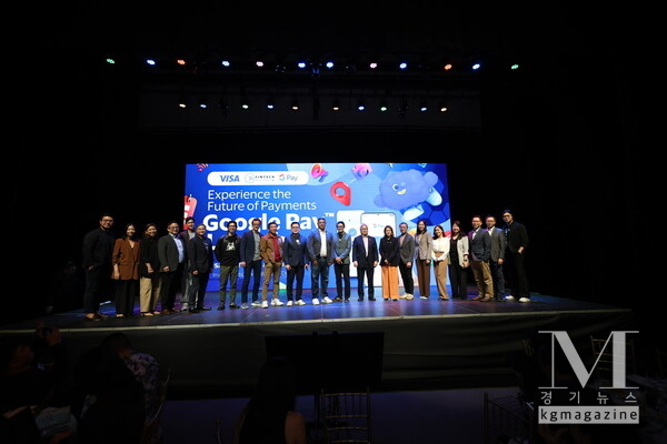 Ren-Ren Reyes, President and CEO of GCash mobile wallet operator G-Xchange, Inc., joins other industry players led by the FintechAlliance.Ph and Visa, along with officials from the Bangko Sentral ng Pilipinas (BSP) and Department of Information and Communications Technology (DICT), at the launch of Google Pay in the Philippines