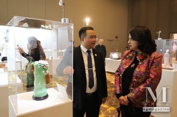 Fang Junqin, Party Chief of Dehua County in Quanzhou of Fujian Province, southeast China talks about ceramic art with Denise Menchaca, mayor of the U.S. city of San Gabriel, Nov. 21, 2025. (Source: Dehua County)