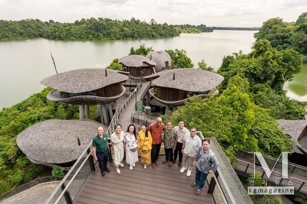 왼쪽부터: 1) 마이클 친(Michael Chin) – 만다이 와일드라이프 그룹 개발 프로젝트 사장; 2) 호렌영 (Ho Ren Yung) – 반얀 그룹 부사장; 3) 클레어 장(Claire Chiang) – 반얀 그룹 공동 창립자 겸 수석 부사장; 4) 제인 이토기(Jane Ittogi); 5) 타르만 샨무가라트남(Tharman Shanmugaratnam) 싱가포르 대통령; 6) 호권핑(Ho Kwon Ping ) – 반얀 그룹 창립자 겸 이사회 의장; 7) 베넷 네오(Bennett Neo ) – 만다이 와일드라이프 그룹 최고경영자; 8) 에디 시(Eddy See ) – 반얀 그룹 사장 겸 최고경영자; 그리고 9) 글렌 쿡(Glen Cook ) – 만다이 레인포레스트 리조트 바이 반얀트리 총지배인