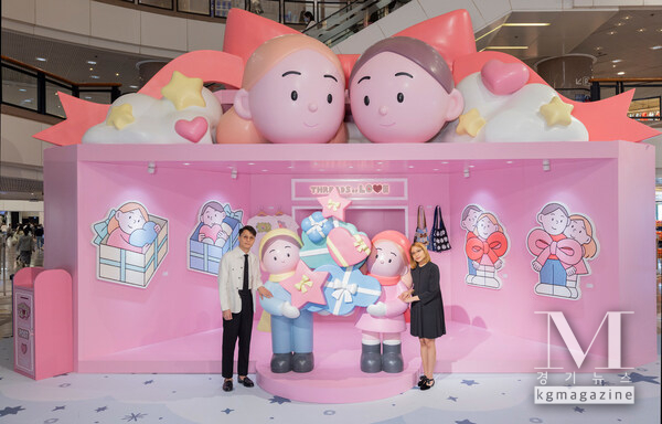 태국의 인기 일러스트 듀오 ‘Sundae Kids’가 선보이는 《Threads of Love》 인스톨레이션. 그들의 시그니처인 사랑스러운 캐릭터들과, 센터피스로 자리한 거대한 핑크 선물 하우스 《This is for You》가 눈길을 끕니다.