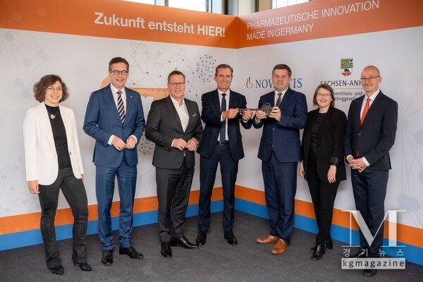 Representatives from business, research, and politics at the symbolic handover of the keys for the future NOVARTIS production site in Halle/Saale