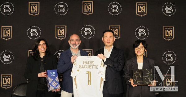 미국 캘리포니아주 로스앤젤레스FC(LAFC) 홈구장 BMO 스타디움에서 파리바게뜨가 LAFC와 공식 파트너십을 체결하고 기념 사진을 촬영하고 있다. 사진은 오른쪽부터 파리바게뜨 마케팅본부장 김연정 상무, 파리바게뜨 허진수 부회장, LAFC 래리 프리드먼 공동회장, 파리바게뜨 미주사업부 캐시 샤브네(Cathy Chavenet) CMO