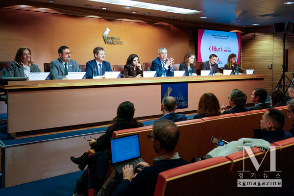 From left to right: María Valcarce, Director of FITUR; Miguel Aguiñiga Rodríguez,Mexico’s Secretariat of Tourism; Mariano de Paco,Community of Madrid; Sheika Alnuwais, Secretary‑General of UN Tourism; José Vicente de los Mozos, Chairman ofIFEMA MADRID; Rosario Sánchez,Ministry of Industry and Tourism; Marco Sansavini, Chair of the FITUR OC and President of Iberia; and Almudena Maíllo, Madrid City Council
