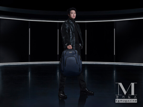 Wei Daxun pictured with the Alpha TUMI Brief Pack™ in Navy.