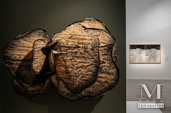 Manal AlDowayan. O’Sister, 2021. Royal Commission for AlUla. Gina Pane Untitled, 1970. Centre Pompidou, MNAM 1990, Paris (France). Courtesy of Nick Jackson Photography