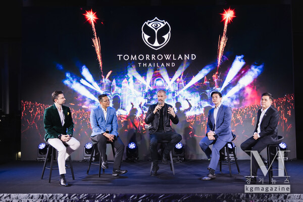 Right to Left: NAT KRUTHASOOT Deputy Governor for Tourism Products and Business, Tourism Authority of Thailand (TAT), Mr Rachata Thunyavuthi, WEAREONE.world Thailand Board Member, MR. Bruno Vanwelsenaers, CEO, WEAREONE.world, MR. ADIRAKE UNOSOT Deputy Governor of Chonburi Province, Representative of the Governor of Chonburi Province, MR. LAURENT DE GREEF, First Secretary, Embassy of the Kingdom of Belgium