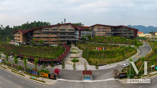 라오까이성 구 행정 중심지에 위치한 10헥타르 규모의 캠퍼스 위에 조성된 이 기숙형 교육 환경은 영국식 건축의 우아함과 계단식 논과 완만한 차밭으로 대표되는 지역 자연의 정취가 조화를 이루도록 설계되었습니다. 아딩리 칼리지 베트남의 하루는 학업, 신체 발달, 체계적인 기숙생활이 자연스럽게 어우러지는 과정으로, 모든 경험이 의미 있는 성장의 여정을 완성해 나갑니다.