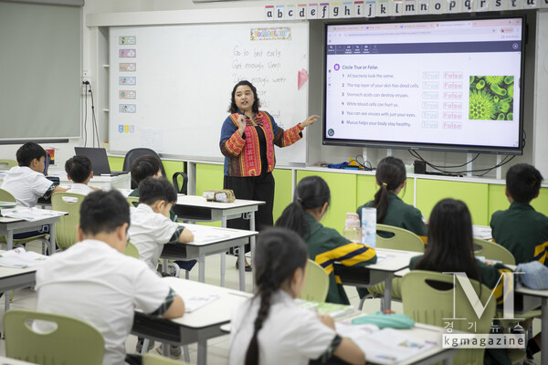 아딩리 칼리지 베트남의 학업 체계는 영국 아딩리 칼리지의 교육 운영 모델을 기반으로 설계되었습니다. 탄탄한 프렙 스쿨(Prep School) 과정에서 시작해 IGCSE와 A-Level 과정으로 이어지는 시니어 스쿨을 준비하는 체계적이고 집중적인 로어 세컨더리(Lower Secondary) 프로그램까지, 모든 단계는 학생들의 장기적인 성공을 극대화하도록 전략적으로 구성되어 있습니다. 베트남 내 단 다섯 곳뿐인 옥스퍼드 AQA 공식 시험 센터 중 하나로서, 학생들은 교내에서 직접 IGCSE 및 A-Level 시험에 응시할 수 있습니다.