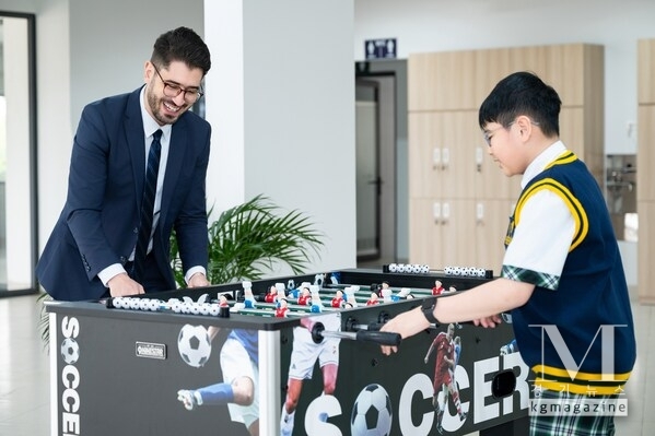 영국식 기숙 교육의 가장 큰 특징은 하우스(House) 시스템에 있으며, 이는 학생 간의 유대감과 공동의 책임 의식을 길러주는 구조입니다. 아딩리 칼리지 베트남에서는 모든 학생이 하나의 하우스에 소속되며, 다음과 같은 다층적인 생활 지도 및 지원 체계의 도움을 받습니다: 교과 담당 교사, 전문 지원 인력, 기숙사 운영 스태프, 그리고 하우스 마스터 또는 하우스 미스트리스.